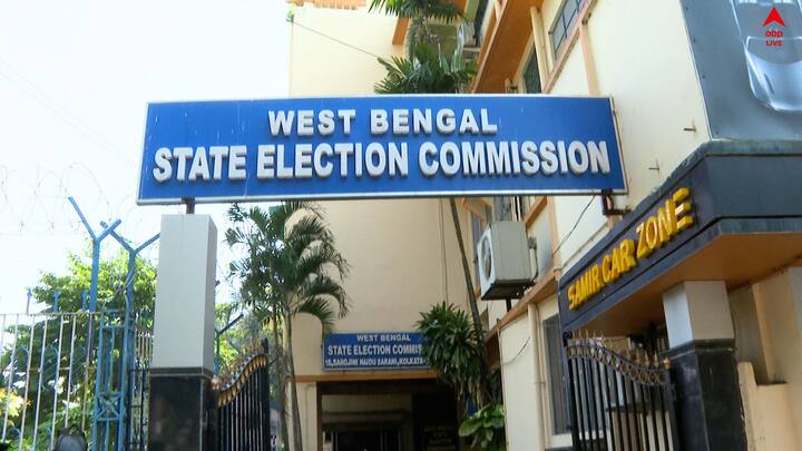 হাইকোর্টের (Calcutta High Court) নির্দেশে অবশেষে ঘুম ভাঙল রাজ্য নির্বাচন কমিশনের (State Election Commission)। পঞ্চায়েত ভোটের মনোনয়ন প্রক্রিয়া ভিডিওগ্রাফি করার নির্দেশ।