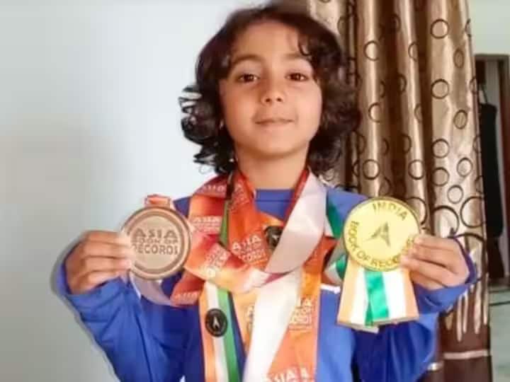 World Record At The Age Of 8 Only In Kickboxing 1105 Punches In 3 Minutes News Marathi Kick Boxing World Records : अबब!! वयाच्या 8 व्या वर्षी आपल्या नावावर केले 8 विश्वविक्रम