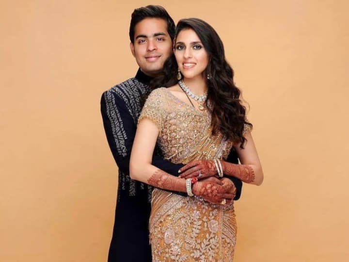 Akash Ambani Shloka Mehta Daughter Name: सोशल मीडिया प्लेटफॉर्म इंस्टाग्राम पर एक पोस्ट में आकाश अंबानी और श्लोका मेहता ने बेटी का नाम बताया है. इन्होंने अपने बेटी का नाम वेदा रखा है.