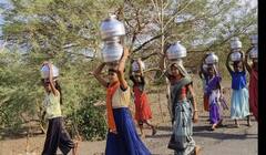 पाण्यासाठी महिलांचा संघर्ष, करावी लागतेय चार किलोमीटरची पायपीट