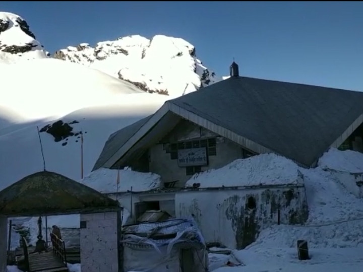 Hemkund Sahib Yatra: 15 हजार फीट की ऊंचाई, 8 फीट मोटी बर्फ की चादर, फिर भी हेमकुंड साहिब पहुंचे हजारों श्रद्धालु