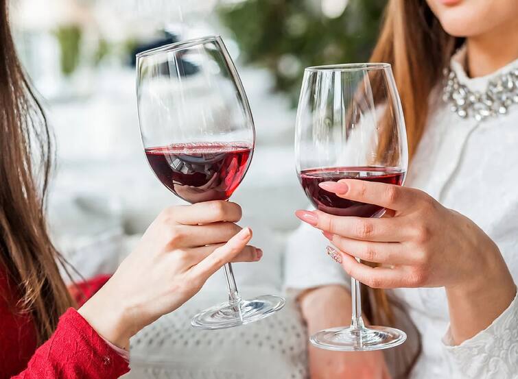 Why do women get more drunk than men? You will be surprised to know the reason behind this Alcohol in Women: પુરુષોની તુલનામાં મહિલાઓને કેમ વધારે ચઢે છે શરાબના નશો ? આ પાછળનું કારણ જાણીને તમને થશે આશ્ચર્ય