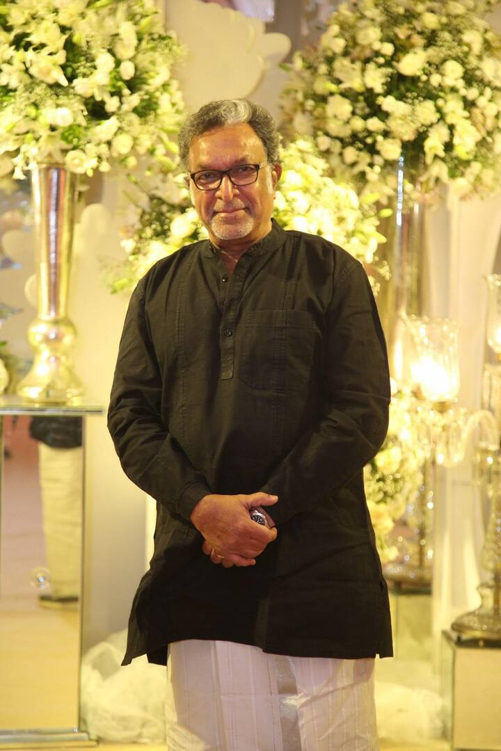 నూతన జంటను ఆశీర్వదించారు.