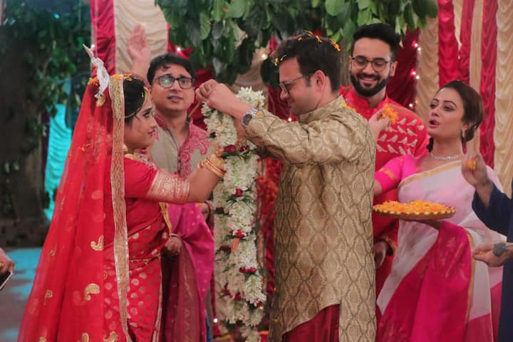 ধারাবাহিকের শেষে দেখা যাবে, ডান হাত ভেঙে গিয়েছে মিঠাইয়ের। আর তাই, এক হাতে পাটিসাপটা বানাবে মিঠাই আর সাহায্য করবে উচ্ছেবাবু। মোট কথা, মিষ্টিমুখেই শেষ হল ধারাবাহিকের গল্প।