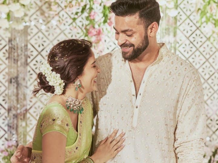 लावण्या ने इस खास फंक्शन के लिए ट्रैडिशनल लुक कैरी किय है. वे लाइट ग्रीन कलर की बनारसी साड़ी में दिखाई दे रही हैं जिसपर गोल्डन कढ़ाई की गई है. इसके साथ उन्होंने मैचिंग नेकलेस, इयरिंग्स और चूड़ियां पेयर की हैं.