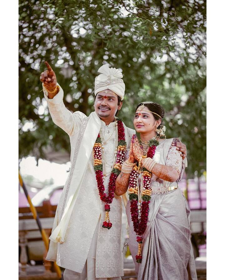 ఆమె అదృష్టవంతురాలు.. ఎందుకంటే నన్ను జీవితకాలం భరించే అవకాశం వచ్చినందుకు అంటూ పెళ్లి ఫోటోస్ కింద క్యాప్షన్ రాసుకొచ్చాడు.  Image Credit: Kevvu Karthik/ Instagram