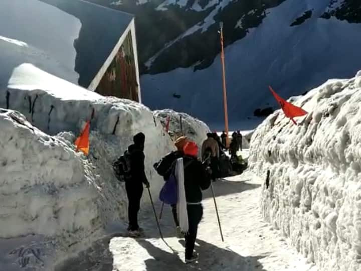 Hemkund Sahib Yatra More than 45 thousand sikh devotees did darshan so far ANN Hemkund Sahib Yatra: 15 हजार फीट की ऊंचाई, 8 फीट मोटी बर्फ की चादर, फिर भी हेमकुंड साहिब पहुंचे हजारों श्रद्धालु