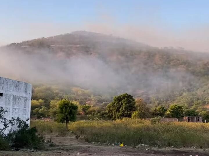 Fire at Indore Trenching Ground polluting air and water, Concern Citizen's Complaint to official ANN Indore Air Pollution: इंदौर की आबोहवा को किसकी लगी नजर, आखिर क्यों नहीं बुझ रही है ये आग!