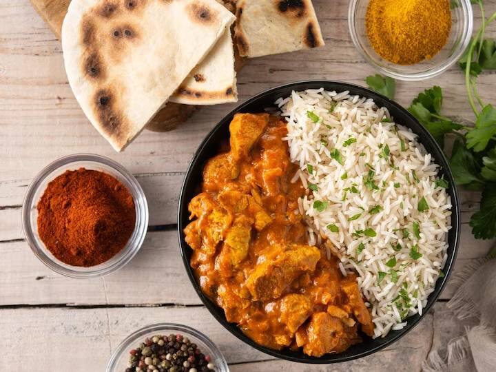 अगर आप पनीर की आम रेसिपी से बोर हो गए हैं तो पेश है पनीर से बनी एक क्रीमी और रसीली डिश जिसे आप अपने चाहने वालों के साथ जरूर खाएंगे. शाही पनीर कोरमा एक शानदार रेसिपी है. जिसमें बादाम, लो फैट क्रीम है.