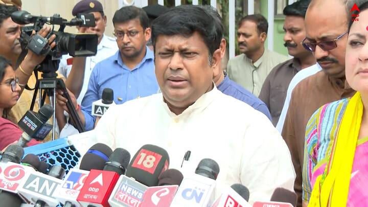 পঞ্চায়েত ভোটের মনোনয়ন নিয়ে চাঞ্চল্যকর দাবি সুকান্ত মজুমদারের। একটি পোস্টারের ছবি পোস্ট করে রাজ্য বিজেপির সভাপতি ট্যুইট করেছে, 'পশ্চিমবঙ্গের পঞ্চায়েত নির্বাচনে বিরোধী প্রার্থীদের এভাবে হুমকি দেওয়া হচ্ছে। খুন করা, বোমা-গুলি করার হুমকি দেওয়া হচ্ছে। বলা হচ্ছে, কোনও বিজেপি-আরএসএস এখানে থাকবে না। কোনও বিজেপি প্রার্থীকে মনোনয়নপত্র জমা দেওয়ার অনুমতি দেওয়া হবে না। কথা না শুনলে মাথা কাটা যাবে, মুণ্ড নিয়ে ফুটবল খেলা হবে।' হুমকি-পোস্টারের ছবি পোস্ট করে ট্যুইট করেন সুকান্ত মজুমদার।