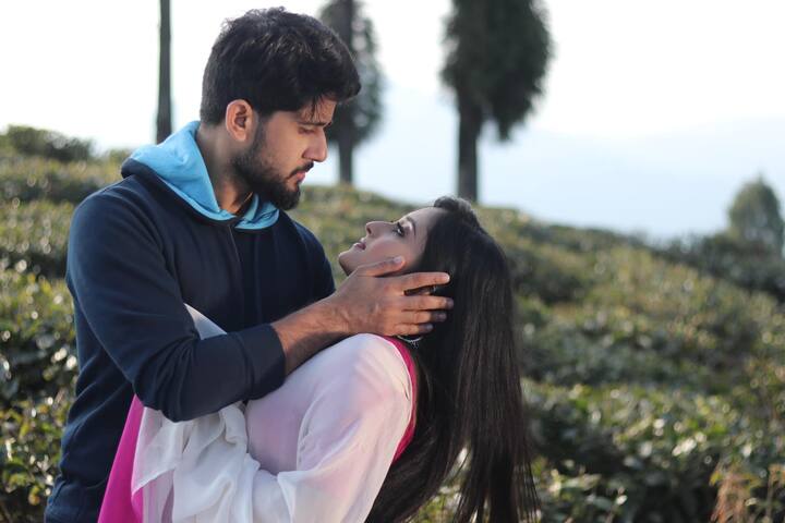 তারপর বললেন, 'শুধু মানুষ নয়, আমি তো আমার রূপটান ঘরের দেওয়ালগুলোকেও মিস করছি।' আজ সোশ্যাল মিডিয়ায় ছবি শেয়ার করে সৌমিতৃষা লিখেছেন, 'তোমাদের ভালবাসায় মনোহরা পরিবার বেঁচে থাকবে চিরকাল।'