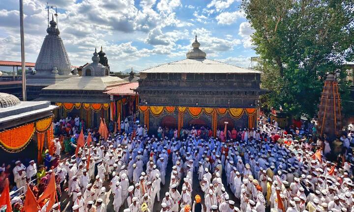 संत तुकाराम महाराजांच्या प्रस्थान सोहळ्यासाठी देहूत वैष्णवांचा मेळा जमला आहे.