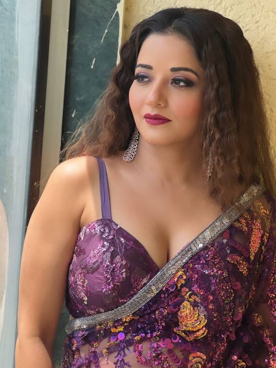 घर का काम कर रहीं मोनालिसा ने कैमरा देखते ही बदला एटीट्यूड