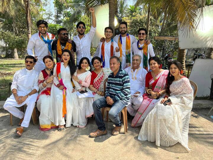 শ্যুটিং শেষে এবিপি লাইভকে (ABP Live)-কে দেওয়া সাক্ষাৎকারে সৌমিতৃষা বলেছিলেন শ্যুটিংয়ের শেষদিনের গল্প।শ্যুটিংয়ের শেষদিন কী করল মনোহরা পরিবার?