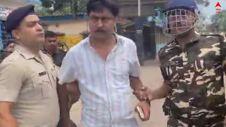 খড়গ্রামে কংগ্রেস কর্মী খুন, ডোমকলে পিস্তল নিয়ে তৃণমূল নেতার দাপাদাপি। মনোনয়নের দ্বিতীয় দিনেও অশান্ত ডোমকল, অস্ত্র নিয়ে নেতার বিডিও অফিস পাহারা। উত্তপ্ত ডোমকলে তৃণমূল অঞ্চল সভাপতির কোমরে গোঁজা আগ্নেয়াস্ত্র বলে অভিযোগ।