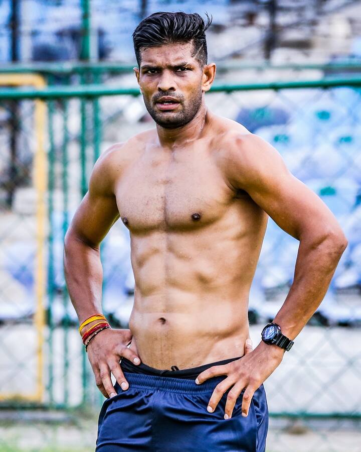 இவர், 7 ஜூலை 2022 அன்று, குத்துச்சண்டை வீராங்கனையான சவீட்டி பூராவை மணந்தார்.