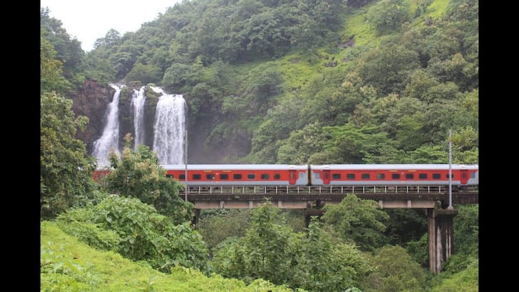 Konkan Railway speed of trains on Konkan Railway will slow down from today monsoon schedule will be implemented on Konkan Railway Konkan Railway: कोकण रेल्वेवरील गाड्यांचा वेग आजपासून मंदावणार, कोकण रेल्वे मार्गावर पावसाळी वेळापत्रक लागू