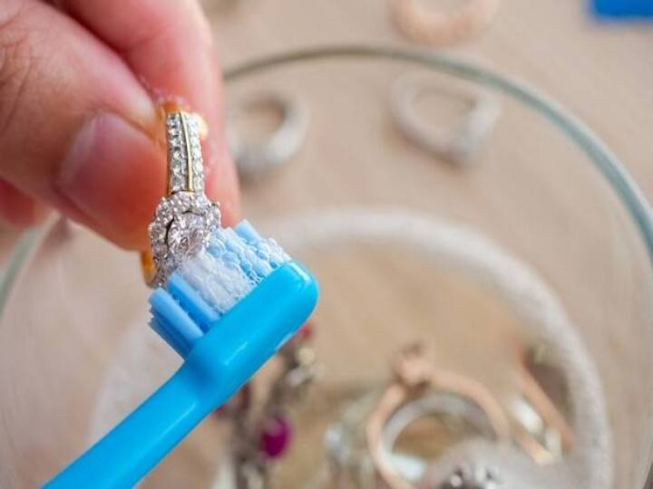 apply these effective tips to clean your jewellery आपके पुराने से पुराने गहनों में आ जाएगी पहले जैसी चमक, बस आज़माएं ये सिंपल किचन ट्रिक