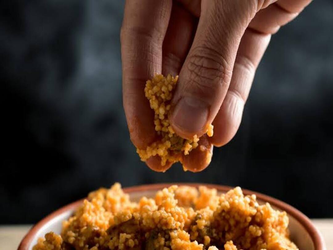 ஸ்பூன், ஃபோர்க் எல்லாம் வேண்டாம்! கையால் சாப்பிடுவது பாரம்பரியம் மட்டுமல்ல… அதுல இவ்ளோ இருக்கு!