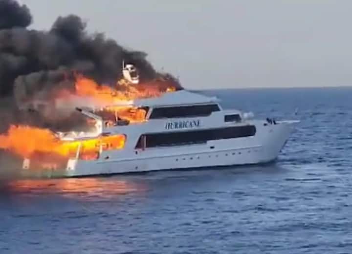 Watch: मिस्र के तट पर हादसे का शिकार हुई नाव, आग लगने के बाद 3 ब्रिटिश पर्यटक लापता