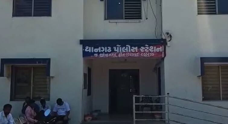 Surendranagar: land mafia attack on police during police patrolling in than jamvadi area Surendranagar: પેટ્રૉલિંગ પર ગયેલી પોલીસ ટીમને ખનન માફિયાઓએ ધોઇ નાંખી, 11 શખ્સોએ પોલીસકર્મી પર કર્યો હુમલો