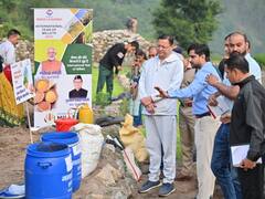 Uttarakhand News: सीएम धामी का उत्तरकाशी दौरा, सिरोर में रागी की बुवाई करते आए नजर, देखें तस्वीरें