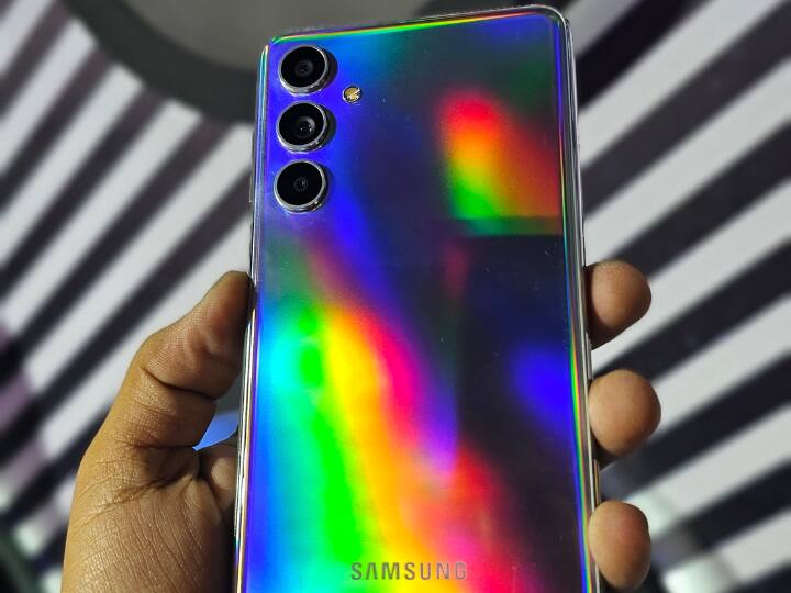 तीसरा स्मार्टफोन Samsung Galaxy F54 है जिसमें 6,000 एमएएच की बड़ी बैटरी मिलती है. ये स्मार्टफोन उन लोगों के लिए बढ़िया है जिन्हें ज्यादा बैटरी वाला फोन चाहिए. फोटोग्राफी के लिए इसमें 108MP का प्राइमरी कैमरा मिलता है. स्मार्टफोन को फ्लिपकार्ट से प्री-आर्डर कर सकते हैं. गैलेक्सी F54 में ऑक्टाकोर प्रोसेसर का सपोर्ट मिलता है.