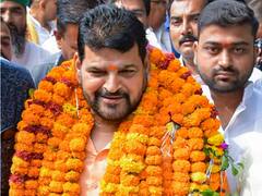 दिल्ली पुलिस ने दो महिला पहलवानों से बृजभूषण सिंह के खिलाफ मांगे सबूत, रिपोर्ट में दावा