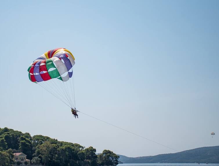 Indian-American man sues boat captain Florida resort after death of wife in parasailing accident Parasailing: अमेरिका में पैरासेलिंग करती Indian फैमिली हादसे का शिकार, पत्नी की मौत के बाद शख्स ने कप्तान पर कर दिया मुकदमा