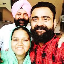 ਦਰਅਸਲ, ਕਲਾਕਾਰ ਨੇ ਆਪਣੇ ਸੋਸ਼ਲ ਮੀਡੀਆ ਇੰਸਟਾ ਦੀ ਸਟੋਰੀ ਵਿੱਚ ਤਸਵੀਰ ਸ਼ੇਅਰ ਕਰਦੇ ਹੋਏ ਕੈਪਸ਼ਨ ਵਿੱਚ ਲਿਖਿਆ, ਮਿਸਿੰਗ ਯੂ ਮਾਂ... ਇਹ ਜਨਮਦਿਨ ਤੁਹਾਡੇ ਬਿਨਾਂ ਅਧੂਰਾ... ਮੈਨੂੰ ਆਸ ਹੈ ਕਿ ਤੁਸੀ ਉਪਰੋਂ ਦੇਖ ਰਹੇ ਹੋਵੋ...