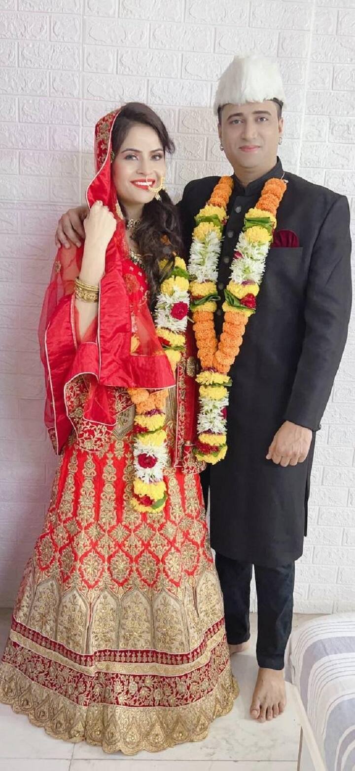 ગહનાએ તેના લગ્નમાં લાલ રંગનો પોશાક પહેર્યો હતો જ્યારે તેના પતિ ફૈઝાને બ્લેક શેરવાની પહેરી હતી.