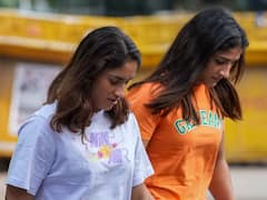 Wrestlers Protest: బలవంతంగా హగ్ చేసుకున్నాడా? ఆధారాలుంటే ఇవ్వండి - రెజ్లర్లకు పోలీసుల నోటీసులు