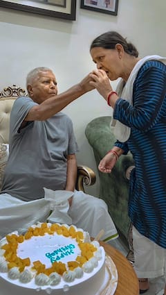 Lalu Yadav Birthday: परिवार के साथ केट काटकर लालू यादव ने मनाया 76वां जन्मदिन, सीएम नीतीश ने बधाई, देखें तस्वीरें
