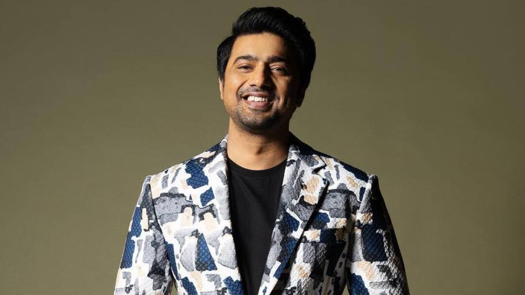 Dev as Byomkesh: কেক কেটে শ্যুটিং শেষ উদযাপন, 'ব্যোমকেশ'-এর মুক্তির তারিখ জানালেন দেব Dev as Byomkesh: Actor Dev Celebrated the day of shooting ending of Byomkesh Durgo Rohossho, Reveled release date Dev as Byomkesh: কেক কেটে শ্যুটিং শেষ উদযাপন, 'ব্যোমকেশ'-এর মুক্তির তারিখ জানালেন দেব