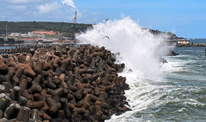 बिपरजॉय चक्रीवादळातील वाऱ्यांचा वेग ताशी 175 किलोमीटरहून अधिक आहे. बिपरजॉय चक्रीवादळ 15 जून रोजी दुपारी मांडवी (गुजरात) आणि कराची (पाकिस्तान) ओलांडण्याची शक्यता, हवामान विभागाने वर्तवली आहे.