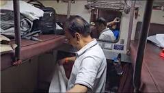 PHOTO : ना लवाजमा, ना सुरक्षा; गिरीश महाजन यांचा एकट्याने रेल्वे प्रवास