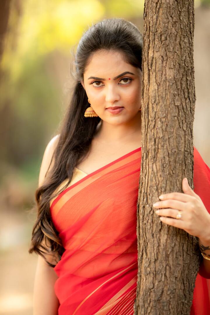 சன் டிவியில் 2020 ஆண்டு முதல் இரண்டு ஆண்டுகளாக ஒளிபரப்பாகி வந்த சீரியல் 'பூவே உனக்காக'. இந்த சீரியலின் கதாநாயகியாக பூவரசி என்ற கதாபாத்திரத்தில் நடித்தவர் ராதிகா ப்ரீத்தி.