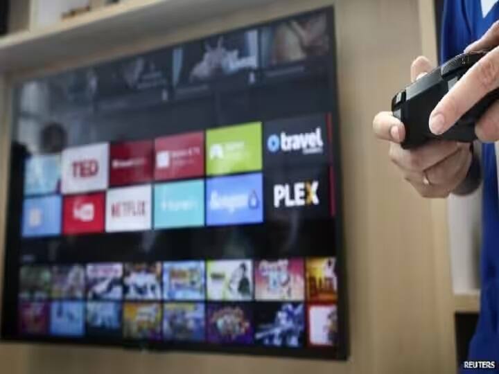 Android TV 14 beta: ટેક વર્લ્ડમાં આજકાલ એક પછી એક નવા નવા ઇનૉવેશન આવી રહ્યાં છે, કંપનીઓ પોતાના યૂઝર્સનો એક્સપીરિયન્સ બેસ્ટ બનાવવા માટે ખાસ ગેઝેટ્સ લૉન્ચ કરી રહી છે. જો તમે ઘરે ટીવી જોતા હોય અને ટીવી પર ફોન રિસીવ કરો, તો તે સારી વાત હશે. આવું જ એક ઇનૉવેશન અપડેટ હવે માર્કેટમાં આવી ગયુ છે, જેનુ નામ છે એન્ડ્રોઇડ ટીવી 14 બીટી. જાણો આના વિશે ડિટેલ્સમાં.....