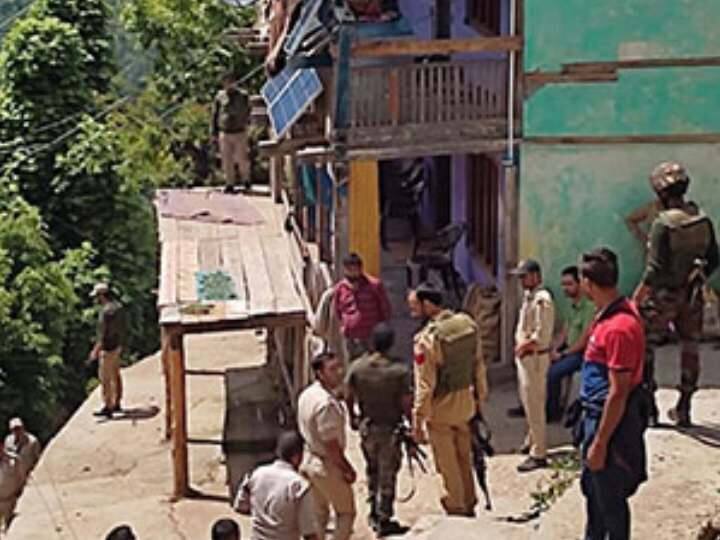 Jammu Kashmir Police carry out search operation at Hizbul Terrorist  house along with SOG NIA कोर्ट से वारंट लेकर हिजबुल आतंकी के घर पहुंची पुलिस, चलाया तलाशी अभियान, जुटाए सबूत