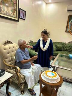 Lalu Yadav Birthday: परिवार के साथ केट काटकर लालू यादव ने मनाया 76वां जन्मदिन, सीएम नीतीश ने बधाई, देखें तस्वीरें