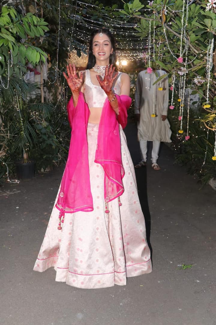 Many Bollywood celebrities attended the Madhu and Ira's Mehendi ceremony. Aamir Khan, and many other celebs were present at Ira and Madhu's Mehendi ceremony which began on Saturday evening.