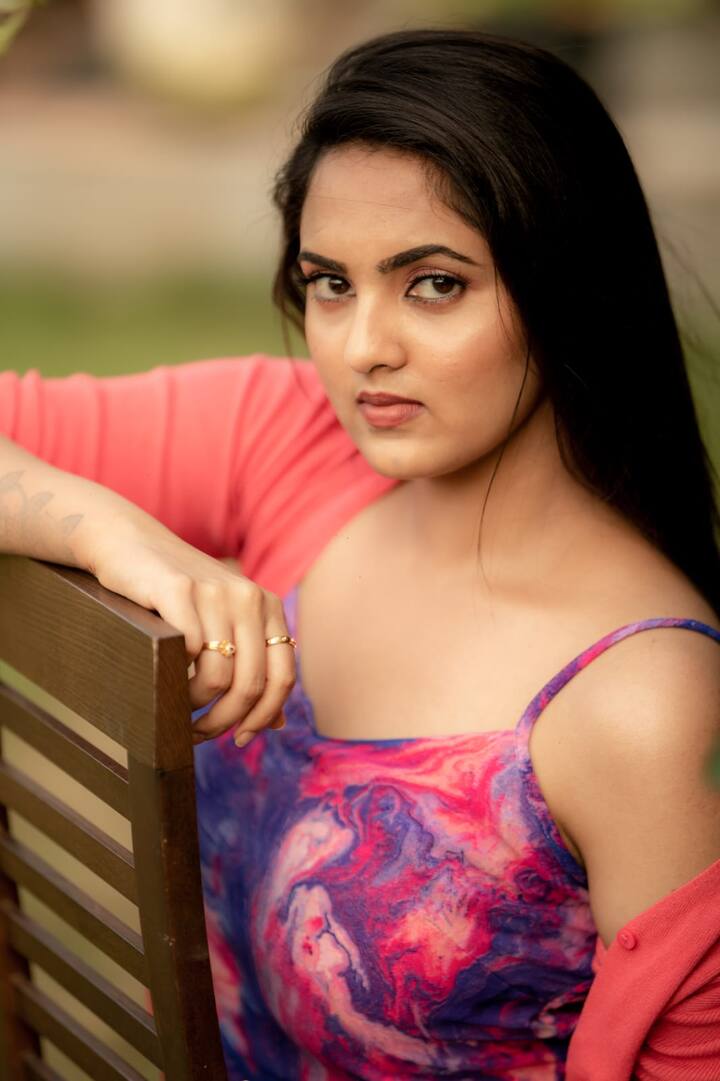 ராதிகா ப்ரீத்திக்கு தற்போது வெள்ளித்திரையில் ஹீரோயினாக நடிக்க வாய்ப்பு கிடைத்துள்ளது. நடிகர் சசிகுமார் ஜோடியாக ஒரு படத்தில் கமிட்டாகி உள்ளார் ராதிகா ப்ரீத்தி.