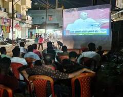 आडम मास्तरांची क्रेझ, सोलापुरातील अशोक चौकात प्रोजेक्टर लावून नागरिकांनी बघितला माझा कट्टा