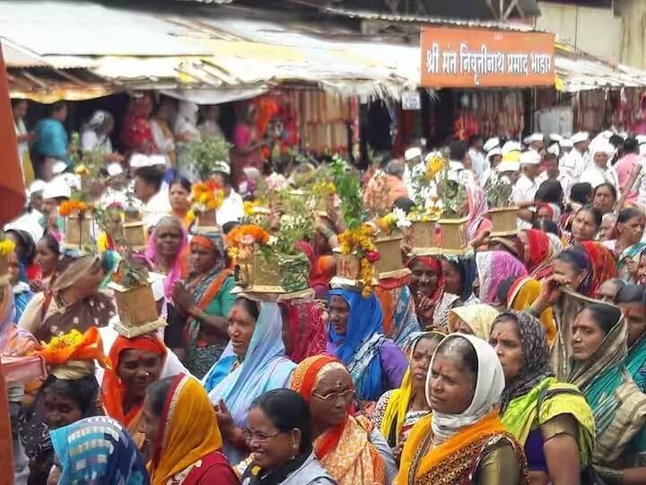 Ashadhi Wari 2023 Departure of Saint Nivrittinath Palkhi to Srirampur Muktabai Palkhi entered Jalna city Know details Ashadhi Wari : संत निवृत्तीनाथांच्या पालखीचं श्रीरामपूरकडे प्रस्थान; तर मुक्ताबाईंची पालखी जालना शहरात दाखल