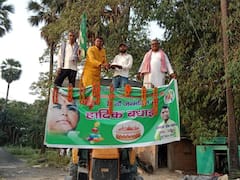 लालू यादव के जन्मदिन पर समर्थकों में दिखा जबरदस्त उत्साह, बुलडोजर पर चढ़कर काटा केक