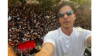 Shah Rukh Khan: ਸ਼ਾਹਰੁਖ ਦੇ ਸਿਗਨੇਚਰ ਸਟੈਪ ਤੇ ਫੈਨਜ਼ ਦਾ ਗਿਨੀਜ਼ ਵਰਲਡ ਰਿਕਾਰਡ, ਮੰਨਤ ਦੇ ਬਾਹਰ ਰਚਿਆ ਇਤਿਹਾਸ