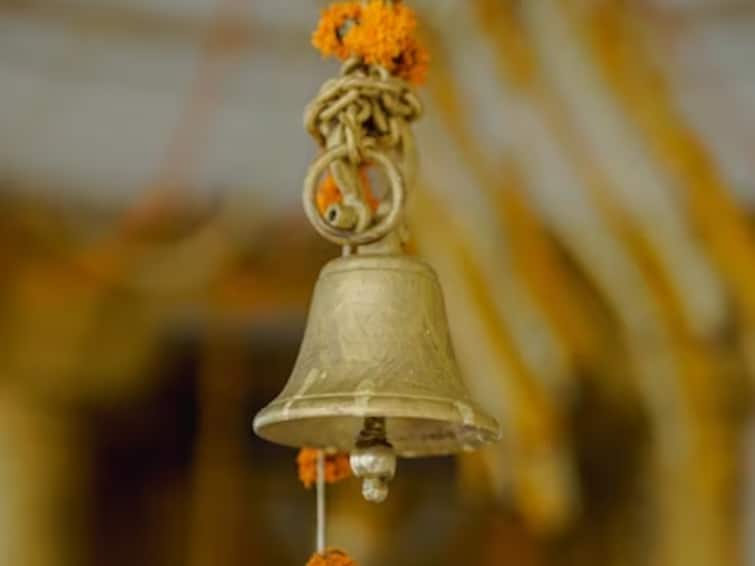 know why should we ringing bell before coming out from the temple Ringing Bell In Temple: గుడి నుంచి బయటకు వ‌చ్చే ముందు గంట ఎందుకు కొట్టాలి