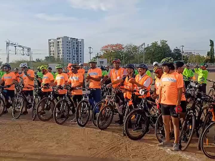 आषाढी वारीनिमित्त लाखो भाविक पंढरीच्या दिशेनं मार्गक्रमण करत आहेत. अशातच पंढरपुरात मात्र अनोखी सायकल वारी काढण्यात आली.