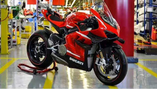 ਇਸ ਲਿਸਟ 'ਚ ਪਹਿਲੇ ਨੰਬਰ 'ਤੇ Ducati Superleggera V4 ਸਪੋਰਟ ਬਾਈਕ ਹੈ। ਇਹ ਬਾਈਕ 1000 ਸੀਸੀ ਦੇ ਪਾਵਰਫੁੱਲ ਇੰਜਣ ਦੇ ਨਾਲ ਆਉਂਦੀ ਹੈ। ਇਸ ਬਾਈਕ ਦੀ ਐਕਸ-ਸ਼ੋਰੂਮ ਕੀਮਤ 1.2 ਕਰੋੜ ਰੁਪਏ ਹੈ। ਮਤਲਬ ਕਿ ਇਸ ਬਾਈਕ ਦੀ ਕੀਮਤ 'ਚ 2 ਟਾਪ ਮਾਡਲ ਫਾਰਚੂਨਰ ਗੱਡੀਆਂ ਖਰੀਦੀਆਂ ਜਾ ਸਕਦੀਆਂ ਹਨ।