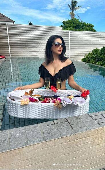 ਸੰਨੀ ਆਪਣੇ ਪਤੀ ਡੇਨੀਅਲ ਵੇਬਰ ਅਤੇ ਬੱਚਿਆਂ ਨਾਲ ਮਾਲਦੀਵ 'ਚ ਛੁੱਟੀਆਂ ਮਨਾ ਰਹੀ ਹੈ। ਉੱਥੇ ਦੇ ਖੂਬਸੂਰਤ ਨਜ਼ਾਰਿਆਂ ਵਿਚਕਾਰ ਸੰਨੀ ਸਮਾਂ ਬਿਤਾ ਰਹੀ ਹੈ।